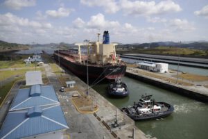Fotografía de archivo de un barco en el Canal de Panamá relacionado con el comercio global de mercancías
