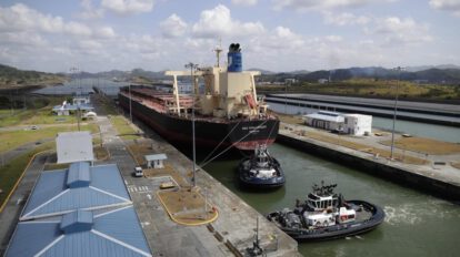 Fotografía de archivo de un barco en el Canal de Panamá relacionado con el comercio global de mercancías