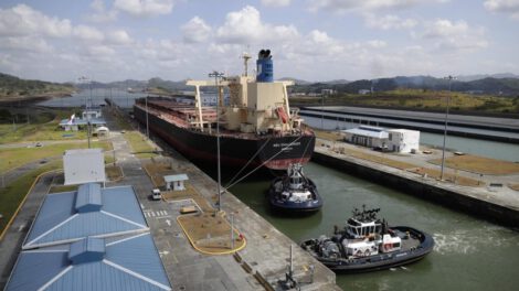 Fotografía de archivo de un barco en el Canal de Panamá relacionado con el comercio global de mercancías