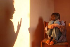 Maltrato verbal infantil puede ser tan dañino como el abuso físico