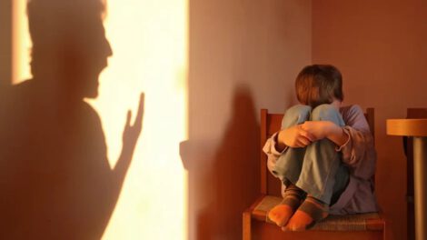 Maltrato verbal infantil puede ser tan dañino como el abuso físico