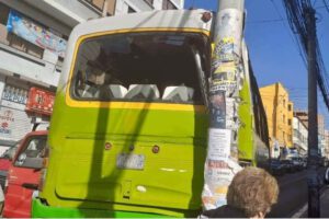 Chofer de bus escolar fallece al volante provocando colisión con varios vehículos