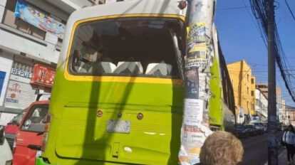 Chofer de bus escolar fallece al volante provocando colisión con varios vehículos