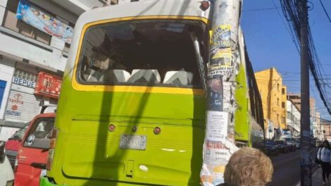 Chofer de bus escolar fallece al volante provocando colisión con varios vehículos