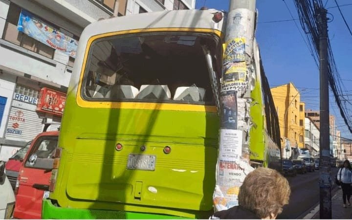 Chofer de bus escolar fallece al volante provocando colisión con varios vehículos