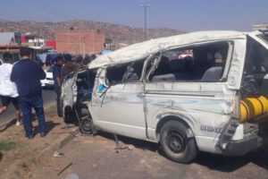 Minibús vuelca en Cochabamba dejando a 12 personas heridas