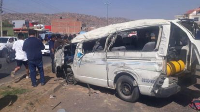Minibús vuelca en Cochabamba dejando a 12 personas heridas