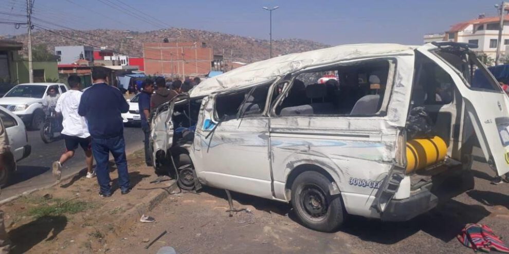 Minibús vuelca en Cochabamba dejando a 12 personas heridas
