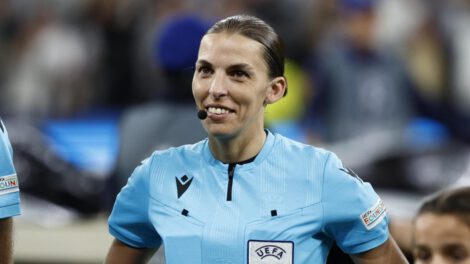 Stephanie Frappart, la árbitro pionera que rompe barreras en el fútbol