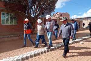 Construcción de enlosetado en Caracollo con un 80% de avance