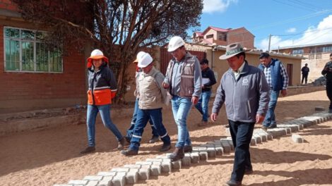 Construcción de enlosetado en Caracollo con un 80% de avance