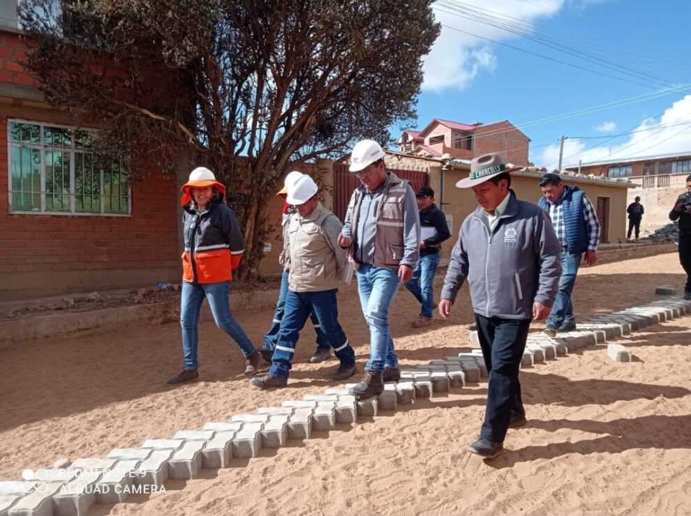 Construcción de enlosetado en Caracollo con un 80% de avance