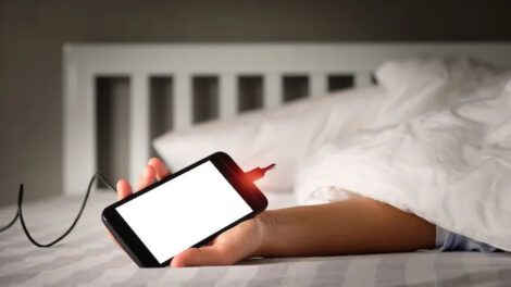 Cargar el celular toda la noche puede dañar su vida útil