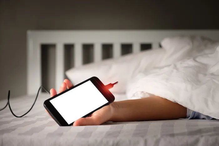 Cargar el celular toda la noche puede dañar su vida útil
