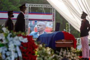 Féretro con el cuerpo del presidente Jovenel Moise durante su ceremonia fúnebre