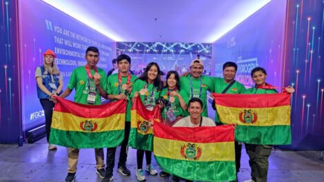Selección boliviana de robótica en torneo mundial