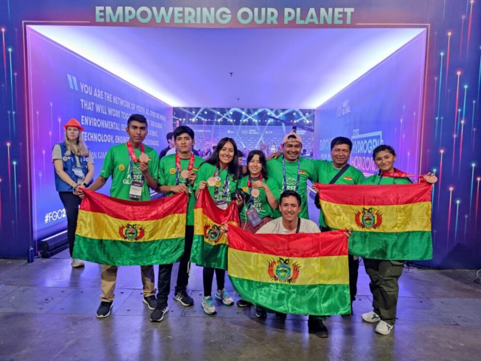 Selección boliviana de robótica en torneo mundial