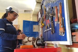 Mujer trabajando en un taller ferroviario promoviendo la equidad de género