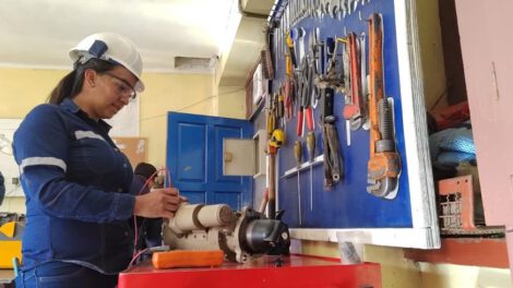 Mujer trabajando en un taller ferroviario promoviendo la equidad de género