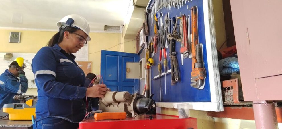 Mujer trabajando en un taller ferroviario promoviendo la equidad de género