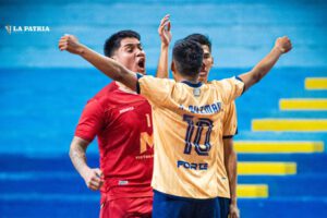 Jugadores de Víctor Muriel celebran el triunfo en la Liga Nacional de Futsal