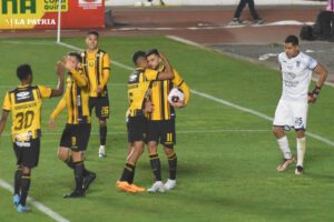 Copa División Profesional con The Strongest y Palmaflor