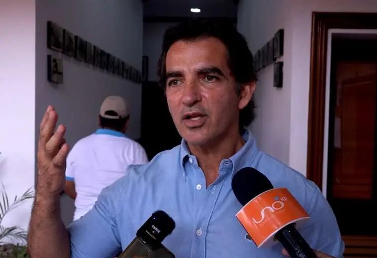 Sobreprecio en camionetas denunciado por Concejal Manuel Saavedra