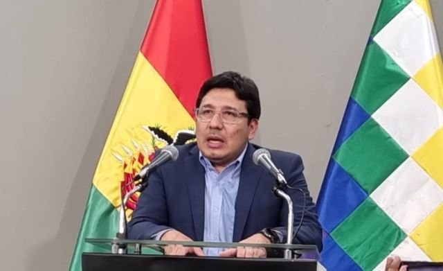 Ministro de Hidrocarburos Franklin Molina repudia postergación del debate de contratos petroleros