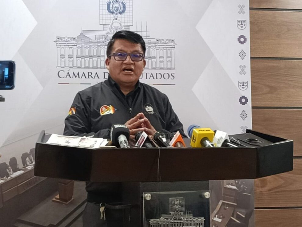 Cabildo en El Alto con advertencia de Renán Cabezas