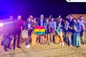 Turistas bolivianos regresan a salvo desde Israel