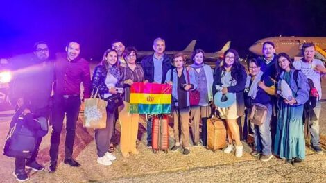 Turistas bolivianos regresan a salvo desde Israel