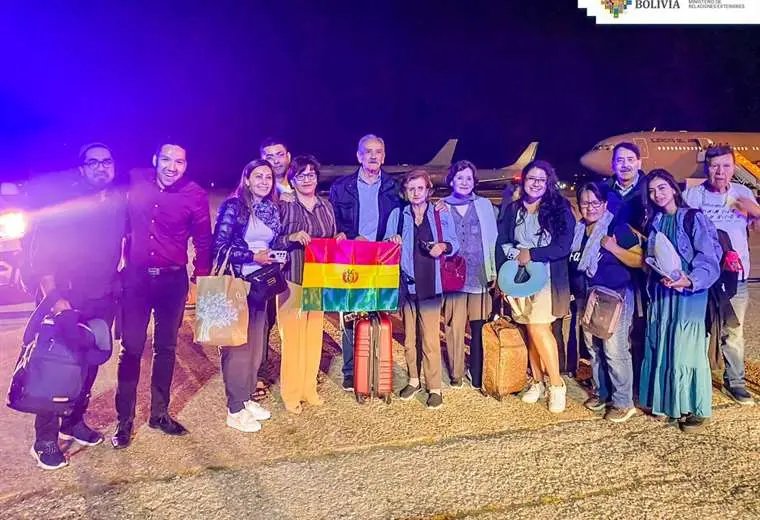 Turistas bolivianos regresan a salvo desde Israel
