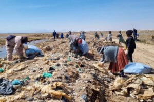 Más de 850 voluntarios limpian el lago Uru Uru