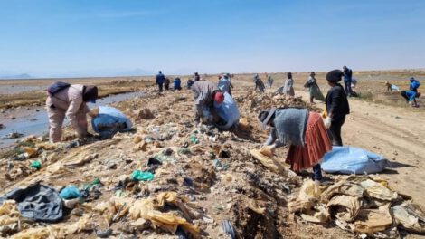 Más de 850 voluntarios limpian el lago Uru Uru