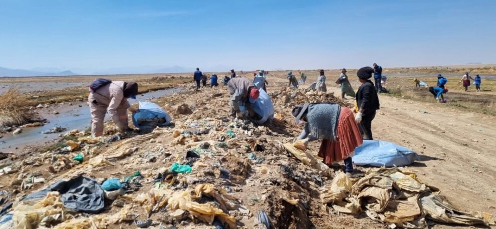 Más de 850 voluntarios limpian el lago Uru Uru