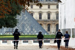 Louvre evacuado por amenaza terrorista