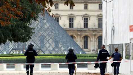 Louvre evacuado por amenaza terrorista