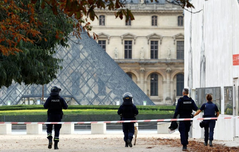 Louvre evacuado por amenaza terrorista