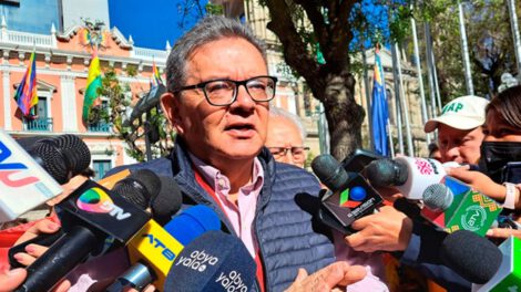 Exdiputado denuncia uso de cargos públicos para beneficio personal del canciller Rogelio Mayta