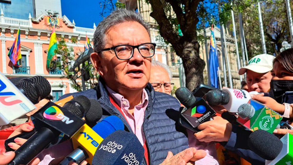 Exdiputado denuncia uso de cargos públicos para beneficio personal del canciller Rogelio Mayta