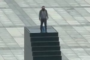 Individuo amenaza con explosivos en monumento a las víctimas de la catástrofe aérea