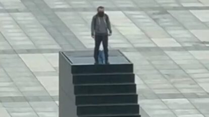 Individuo amenaza con explosivos en monumento a las víctimas de la catástrofe aérea