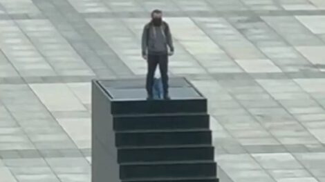 Individuo amenaza con explosivos en monumento a las víctimas de la catástrofe aérea