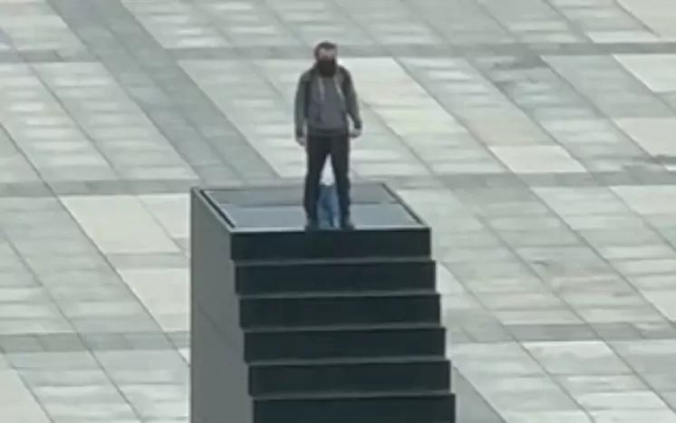 Individuo amenaza con explosivos en monumento a las víctimas de la catástrofe aérea