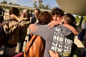 Evacuados de Israel se encuentran con sus familiares en Ezeiza