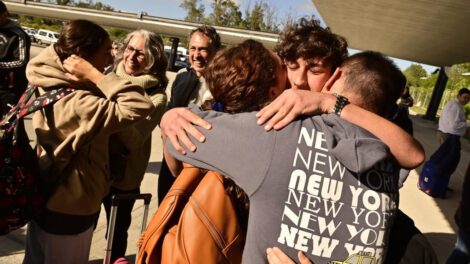 Evacuados de Israel se encuentran con sus familiares en Ezeiza