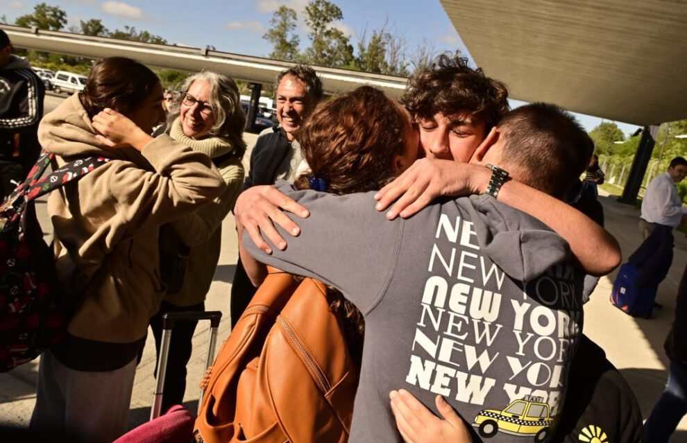 Evacuados de Israel se encuentran con sus familiares en Ezeiza