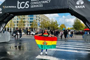 Jhoselyn Camargo con la tricolor boliviana al final de la prueba
