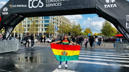 Jhoselyn Camargo con la tricolor boliviana al final de la prueba