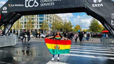 Jhoselyn Camargo con la tricolor boliviana al final de la prueba